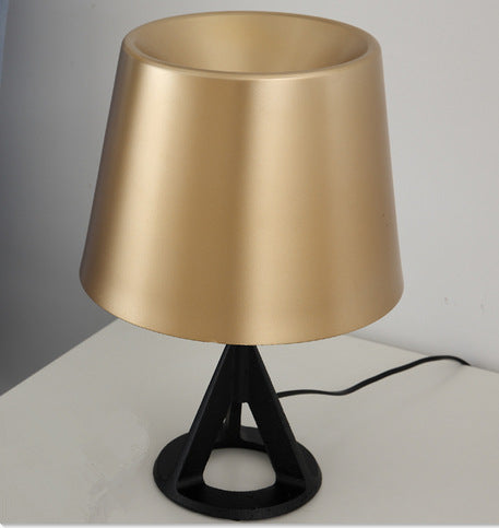 Elegante Tischlampe mit geometrischem Fuß
