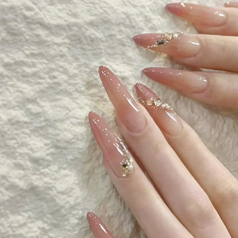 Kunstnagelset mit elegantem Ombre-Effekt und glamourösen Verzierungen Karnz
