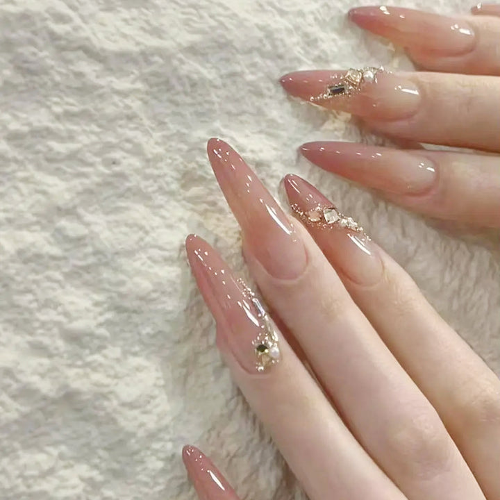 Kunstnagelset mit elegantem Ombre-Effekt und glamourösen Verzierungen Karnz