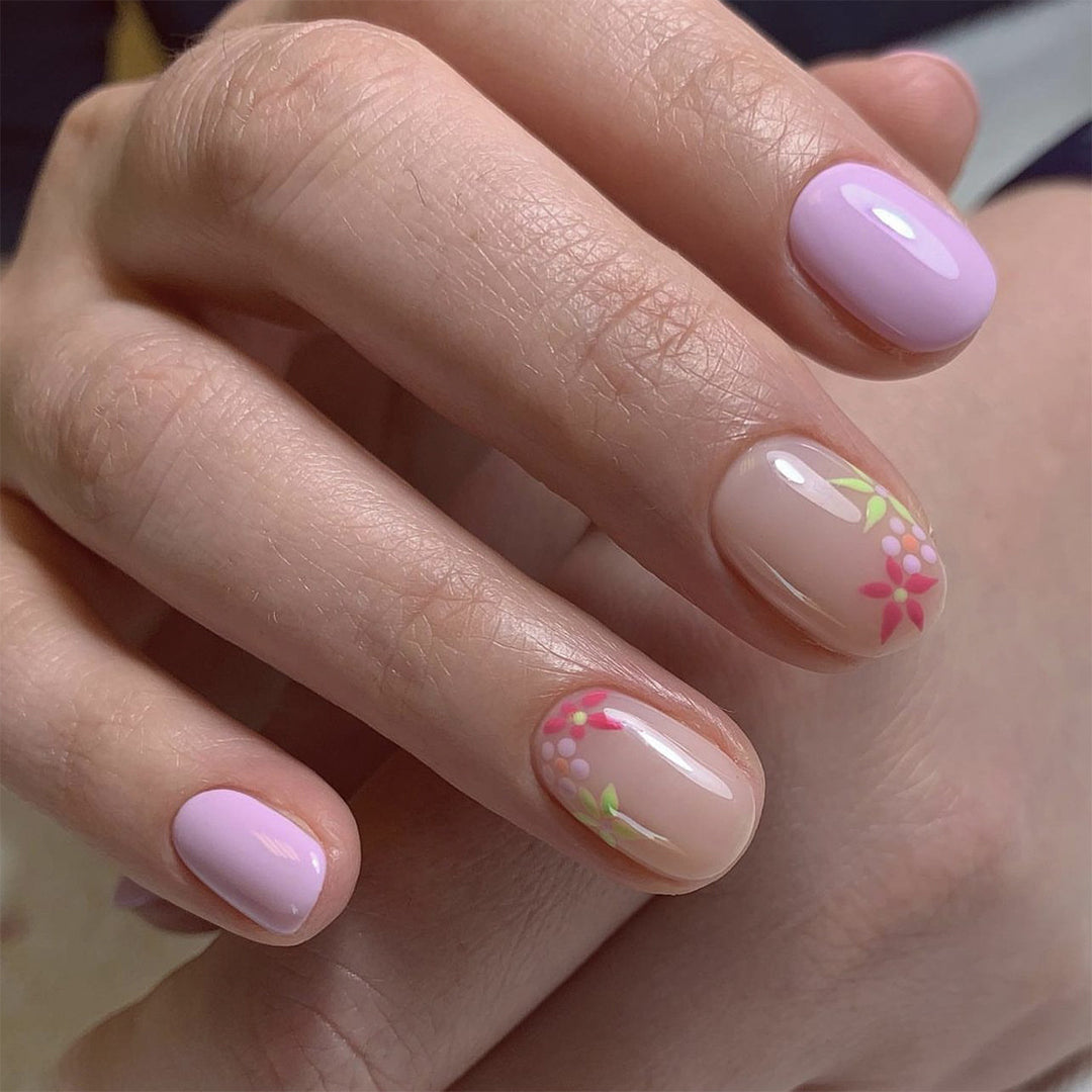 Kunstvolle Nagelverlängerungen mit elegantem Blattmuster Karnz