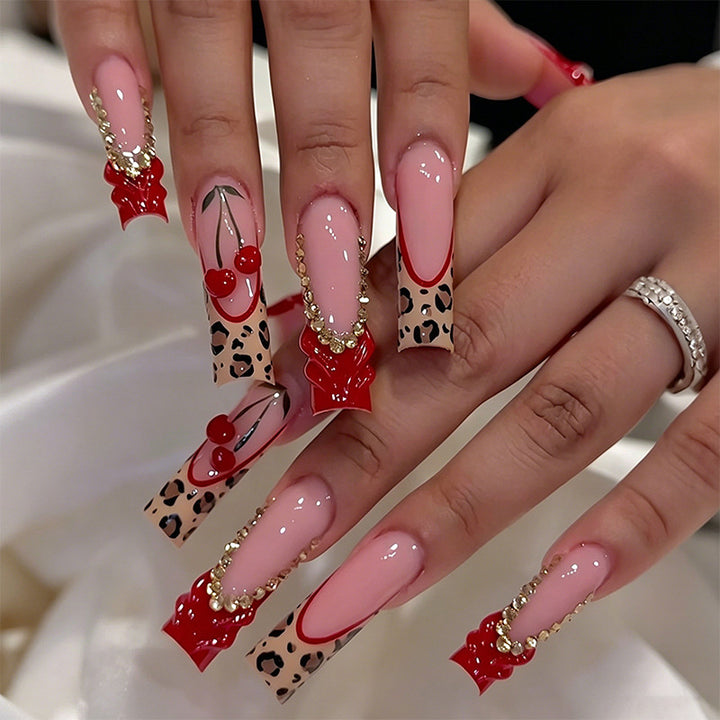 Kunstvolle Nagelspitzen mit Herbstmotiven Karnz