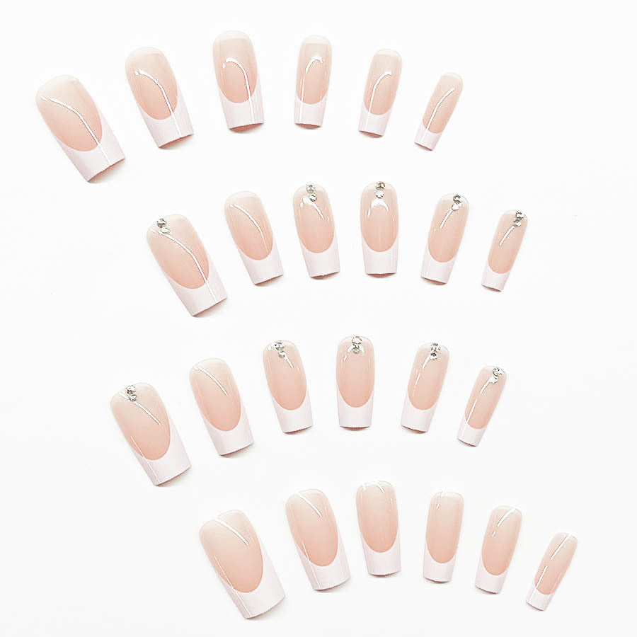 Elegantes Kunstnagelset mit Hochglanz-Finish und Strassverzierungen Karnz