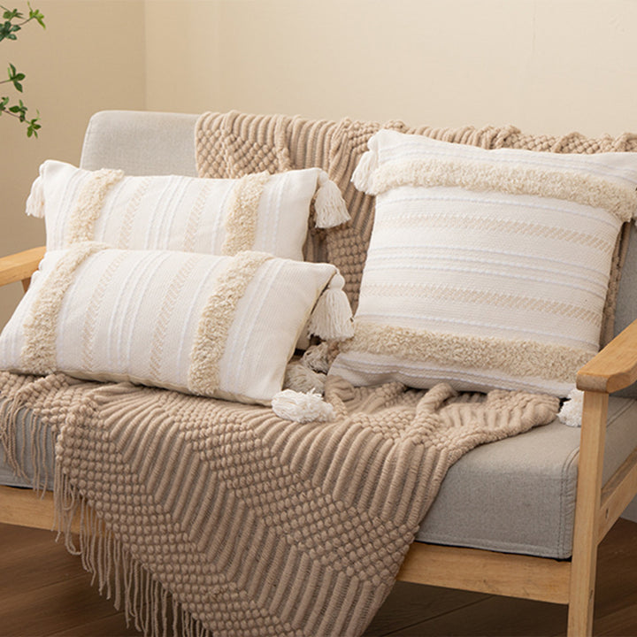 Quadratischer Boho-Kissenbezug mit handgewebter Struktur, Chenille‑Bordüren und Eckquasten Karnz