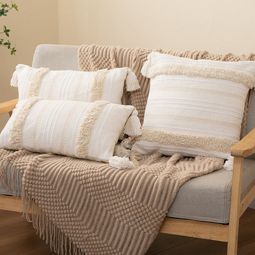 Quadratischer Boho-Kissenbezug mit handgewebter Struktur, Chenille‑Bordüren und Eckquasten Karnz