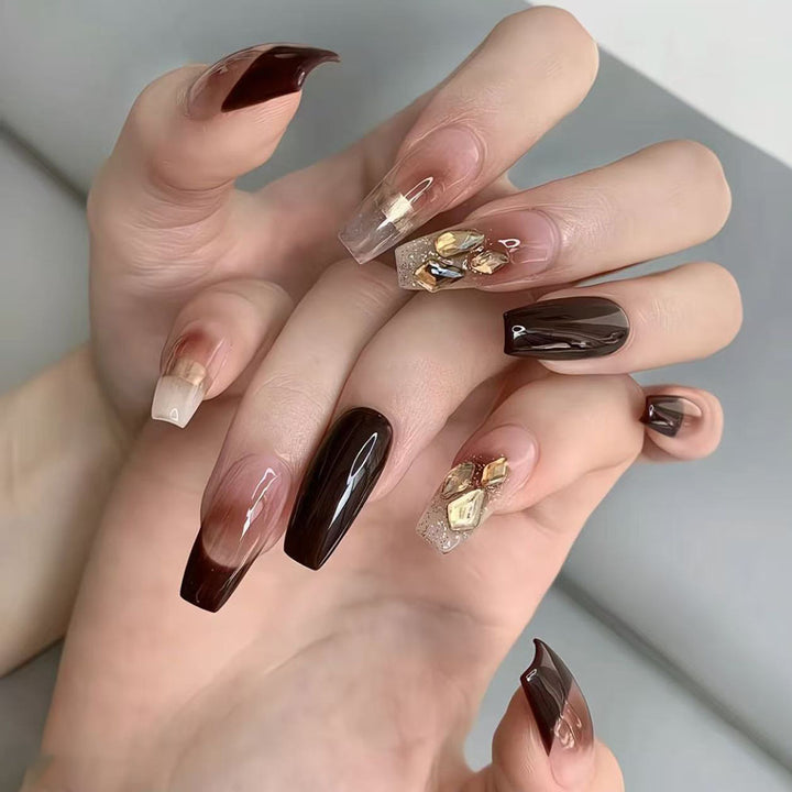 Kunstnägel mit Luxusverzierungen und Stylishen Farbverläufen Karnz
