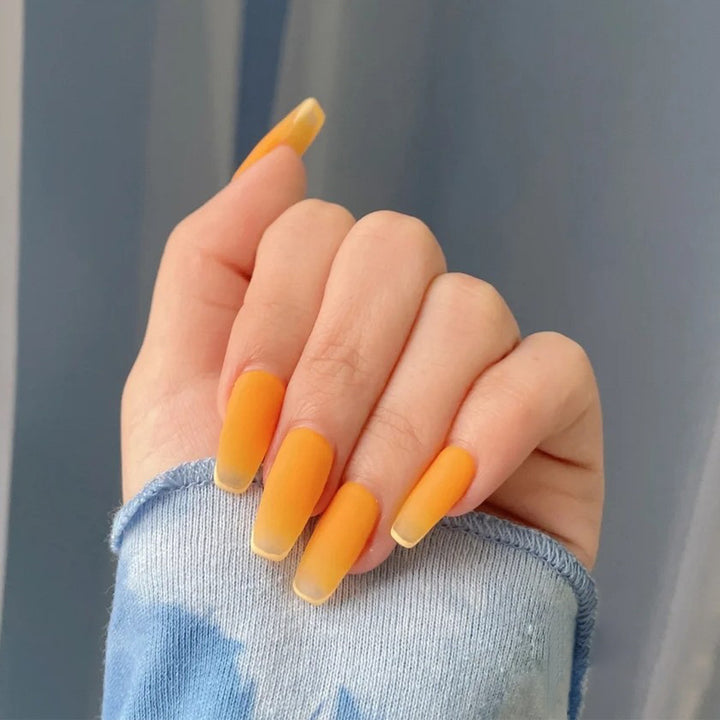 Kunstvolle Nagelverlängerungen im modernen Ombre-Stil Karnz