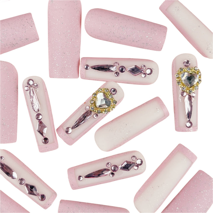 Glamouröse mit Strass verzierte Nagelverlängerungen Karnz