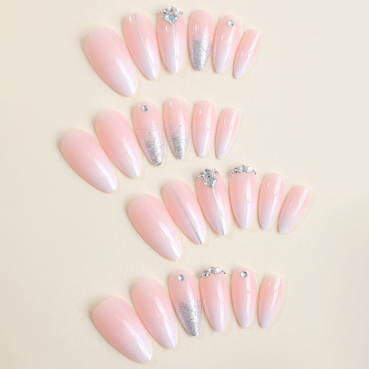 Kunstnagelset mit eleganten Glitzer- und Strassakzenten Karnz
