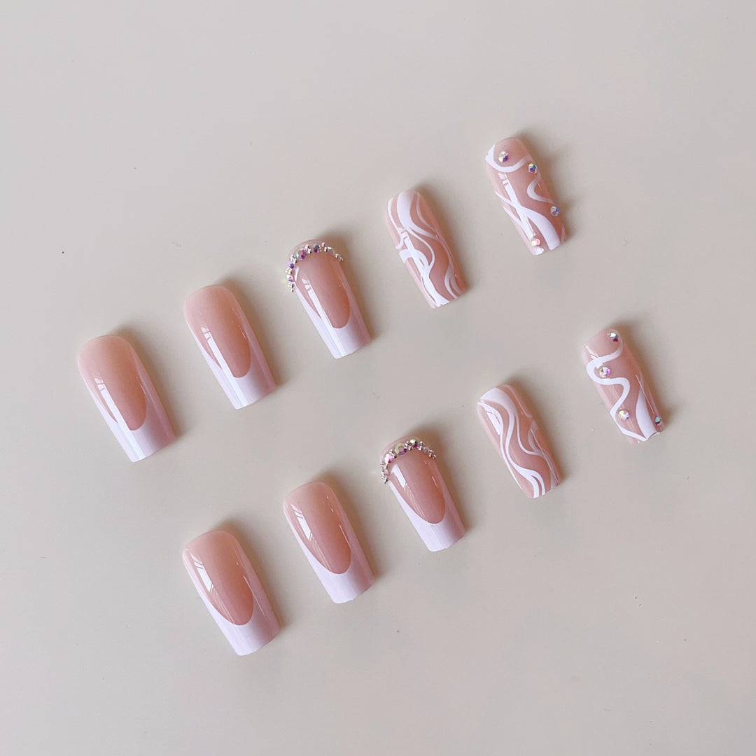 Kunstnagelset mit elegantem French Design und kreativen Akzenten Karnz