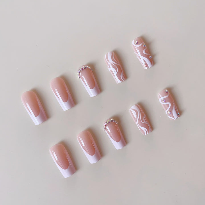 Kunstnagelset mit elegantem French Design und kreativen Akzenten Karnz