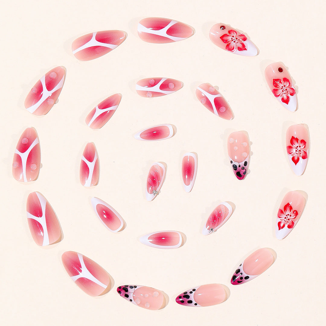 Künstlerisches Floral-Nageldesign Karnz
