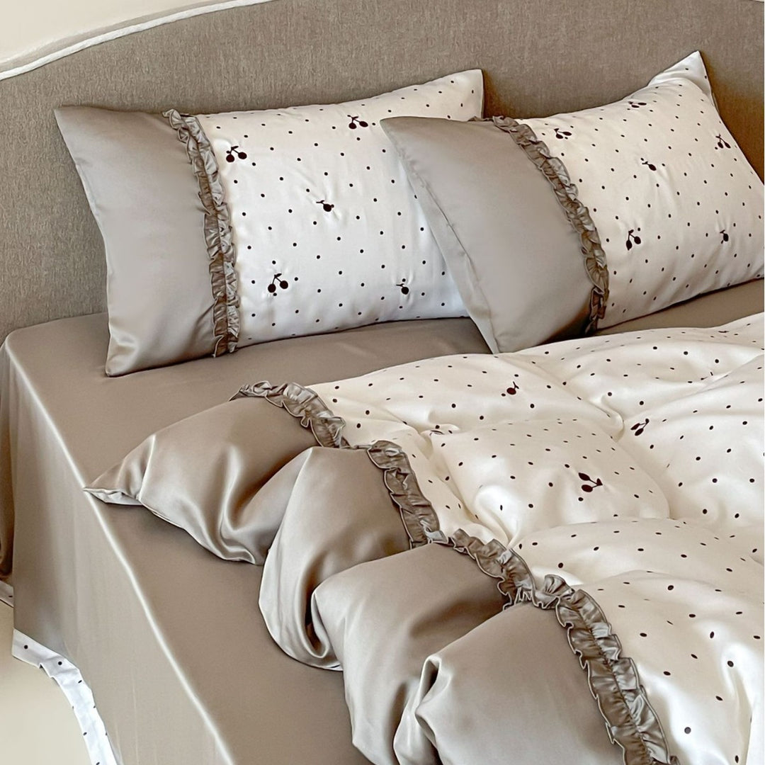 Satin-Bettwäsche-Set mit zarten Rüschen und Kirschenmuster