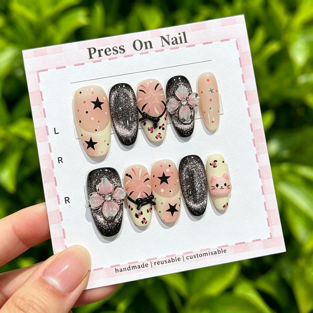 Dekoratives Press-On Nagelkunst-Set mit Kreuz- und Edelsteinakzenten
