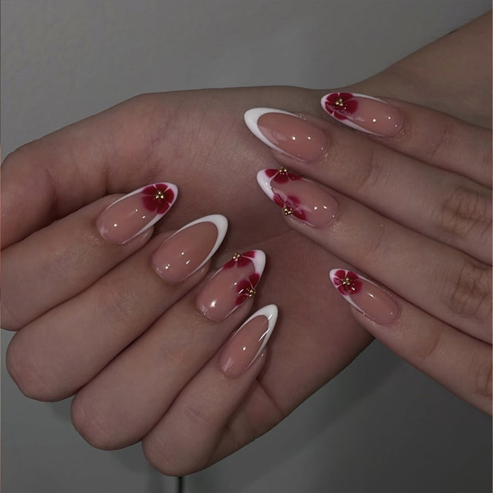 Kunstvolle Stiletto-Nägel mit luxuriösem floralem Design Karnz