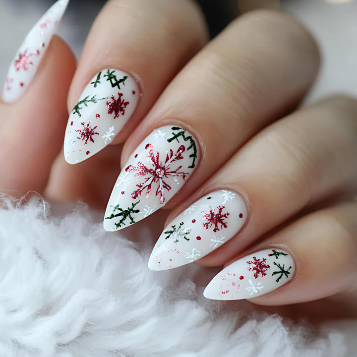 Kunstnägel mit Winterlichem Schneeflocken- und Weihnachtsmotiv Karnz