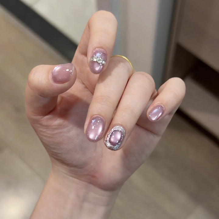 Elegante, mit Kristallen verzierte Nagelspitzen