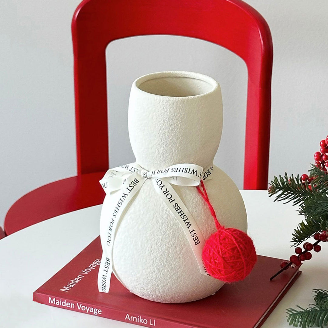 Skulpturale strukturierte Keramische dekorative Knospenvase mit Band- und Pompon-Akzent