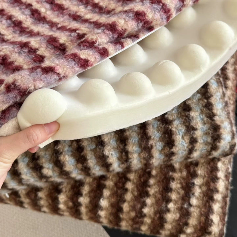 Gestricktes Dekokissen mit Wollmischung und Retro-Streifenstruktur
