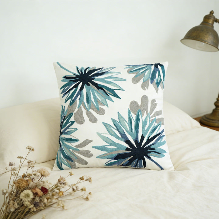 Besticktes Blumenakzentkissen
