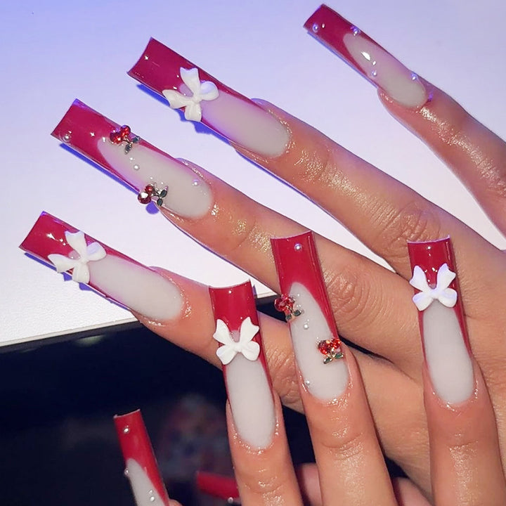 Kreatives Nagelset mit festlichen Kirschmotiven Karnz