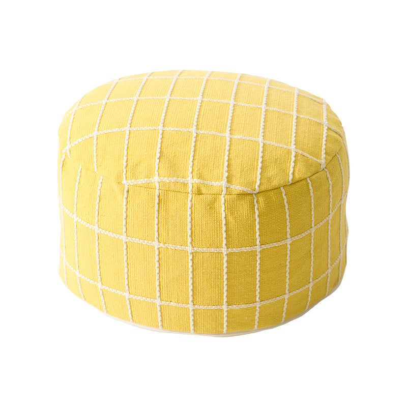 Runde Sitzpouf mit gestricktem Karo-Bezug und formstabilem Innenkern Karnz