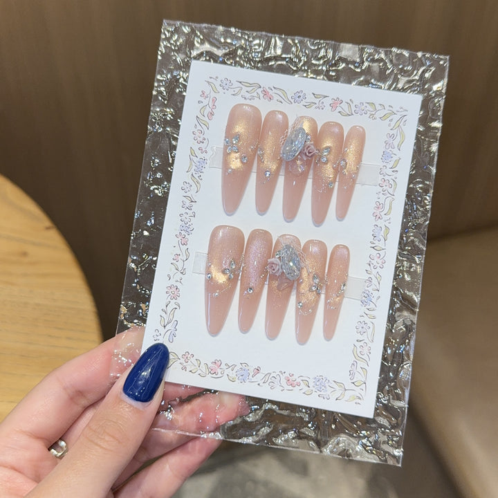 Kunstnägel mit Romantischen Blumen- und Glitzerdetails Karnz