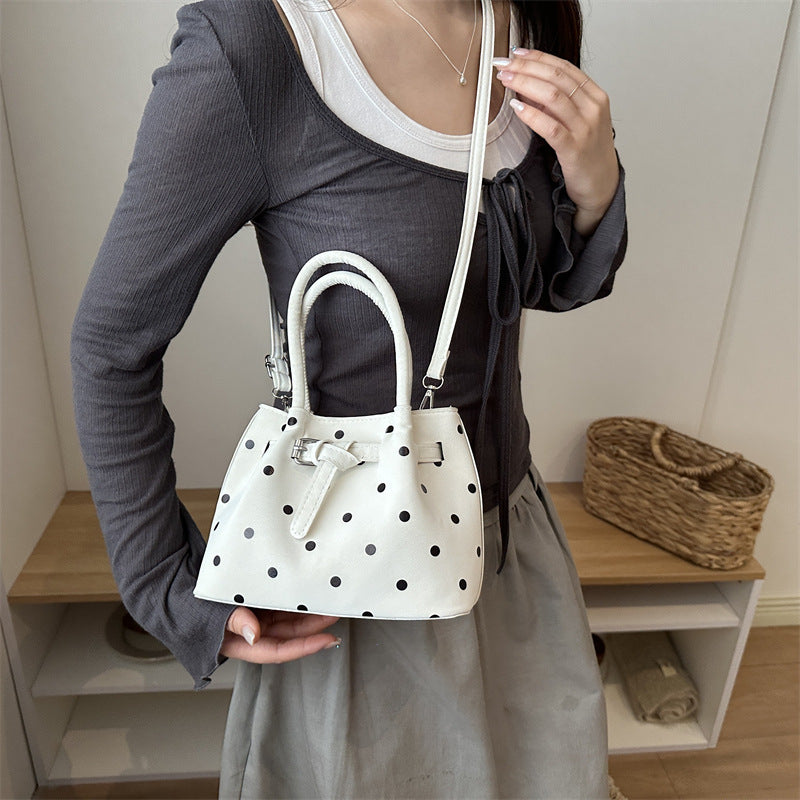Legere Wildleder-Punktedot-Handtasche