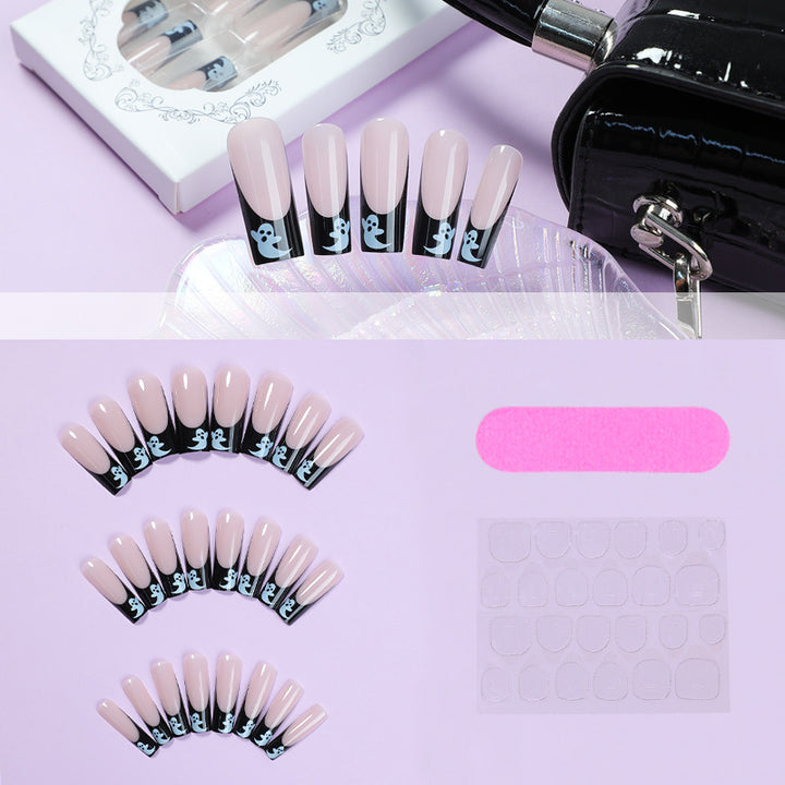 Kreatives Halloween Kunstnagelset mit gruseligen Geisterdesigns und Glitzer Karnz