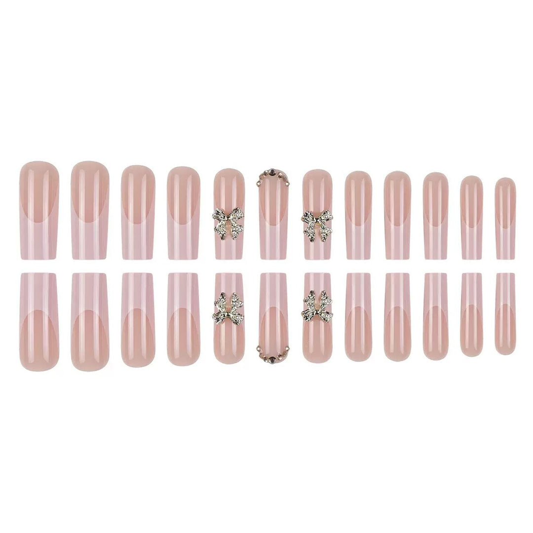 Kunstnagelspitzen mit glamourösen Blütenverzierungen Karnz