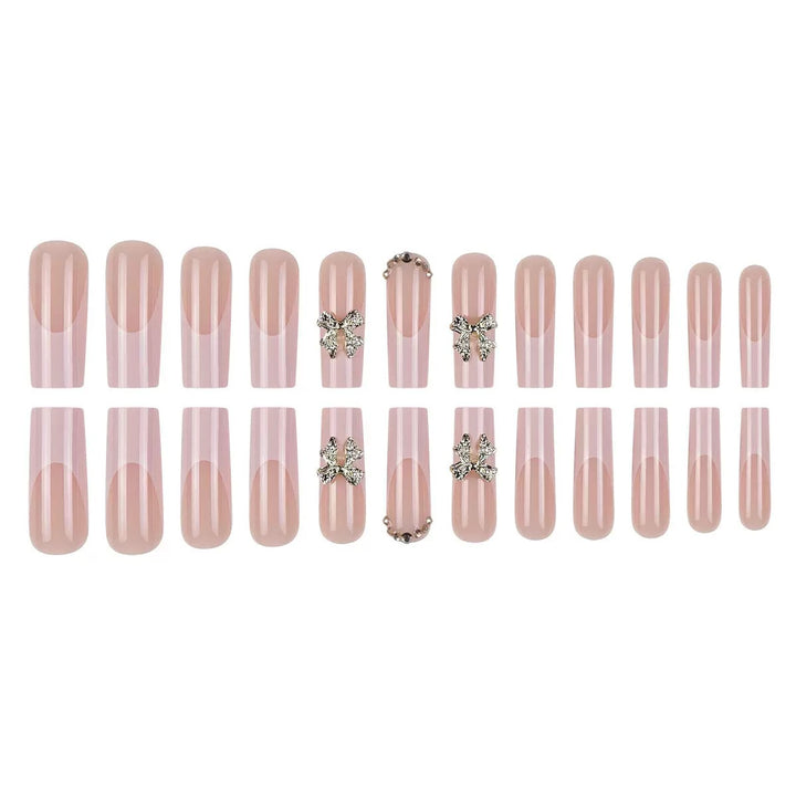 Kunstnagelspitzen mit glamourösen Blütenverzierungen Karnz