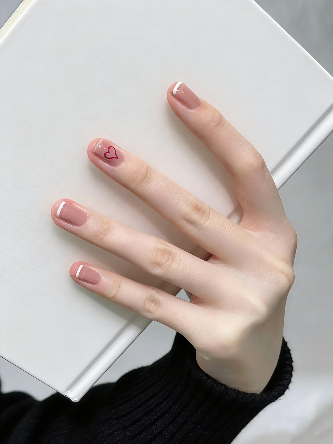 Elegantes Press-On-Nagelkunst-Set mit Herzdesign