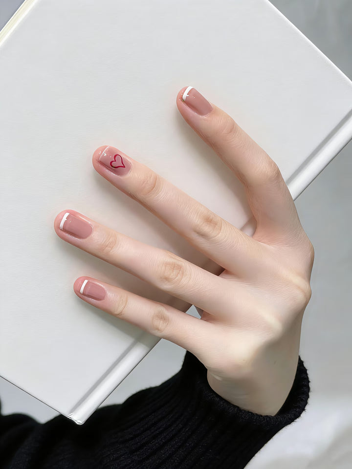 Elegantes Press-On-Nagelkunst-Set mit Herzdesign