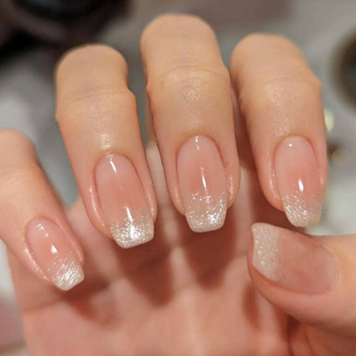 Glänzende French Tip Press-On Nägel mit Glitzerakzenten Karnz