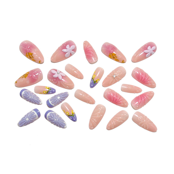 Kunstnagelset mit floralem Design und 3D-Effekten Karnz