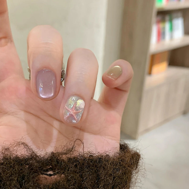 Kunstnagelset mit Schimmernden Akzenten Karnz