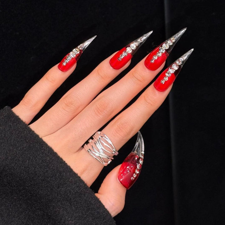 Glamouröse Stiletto Press-On Nägel mit Kristallakzenten