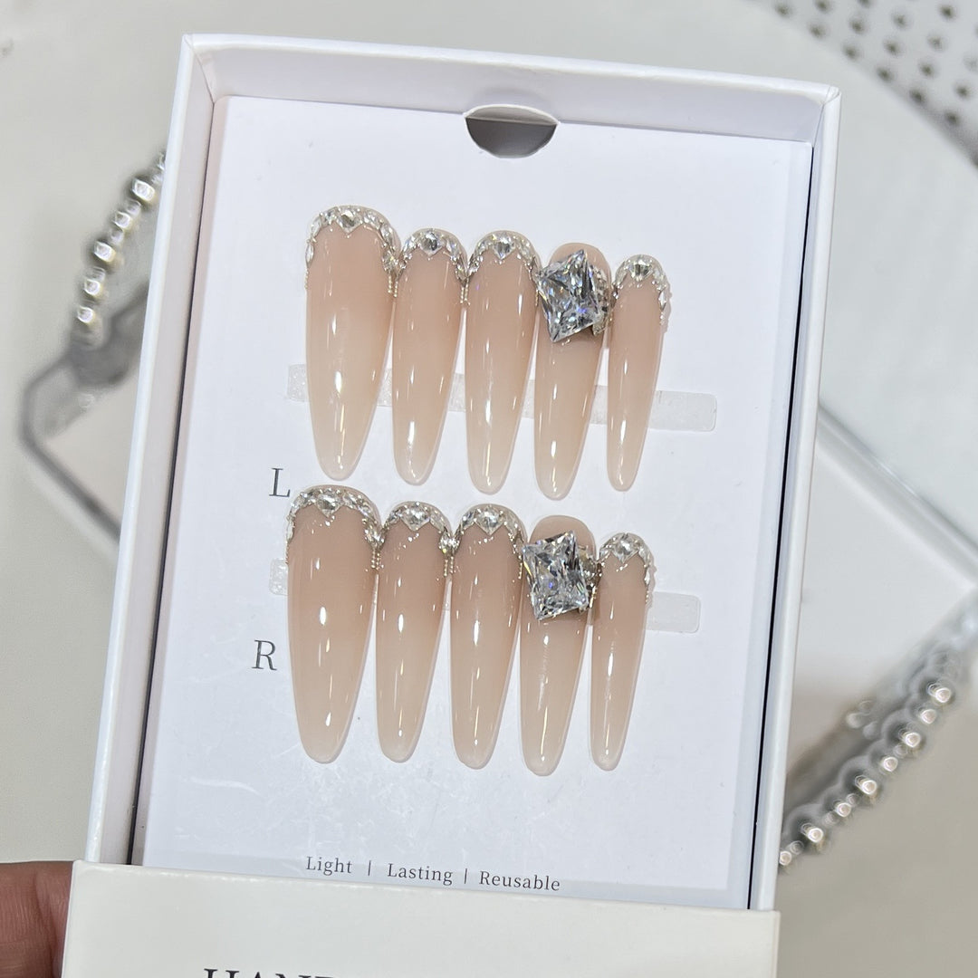 Dekorativer Press-On Nail Set mit Kristallakzenten