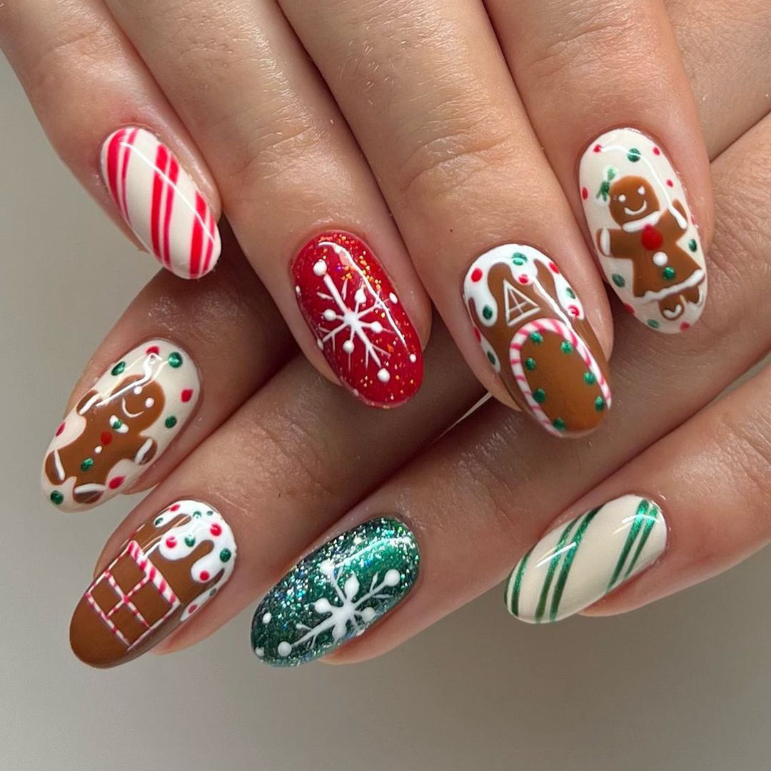Kunstnagelset mit festlichem Plätzchen-Design Karnz