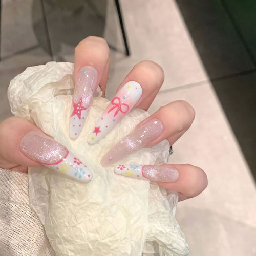 Künstlerisches Press-On Nagelkunst Set mit charmanten Stern- und Schleifendesigns Karnz