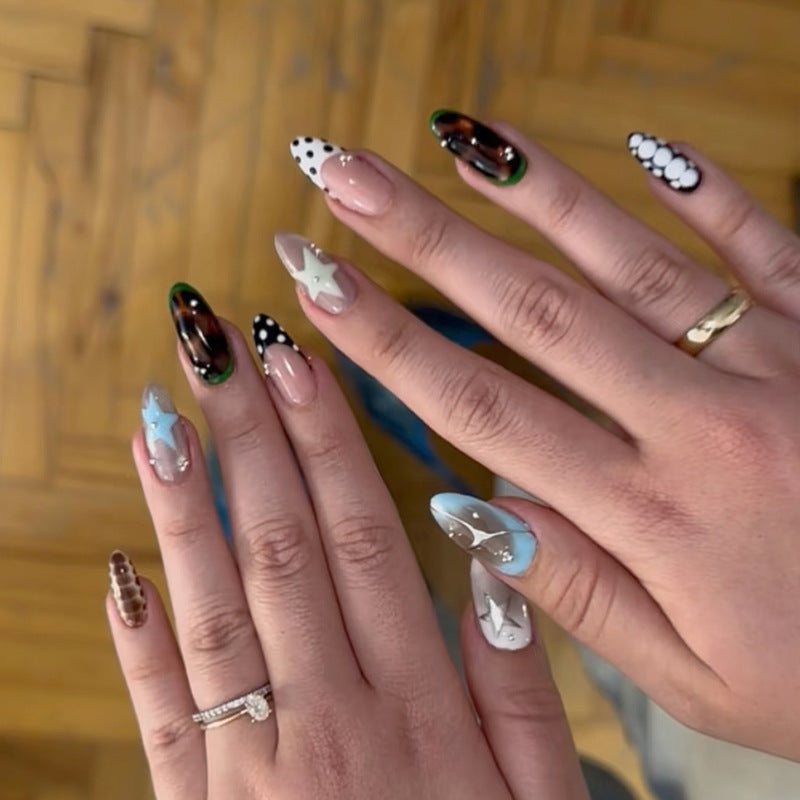 Künstlerisches Press-On-Nagel-Set mit Stern- und geometrischen Designs Karnz