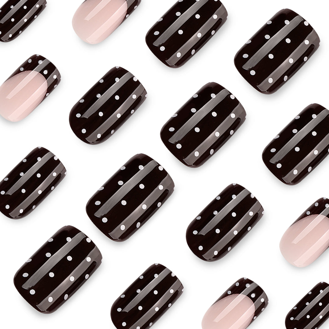 Kunstvolle Nagelkunst mit trendigem Punktedesign Karnz