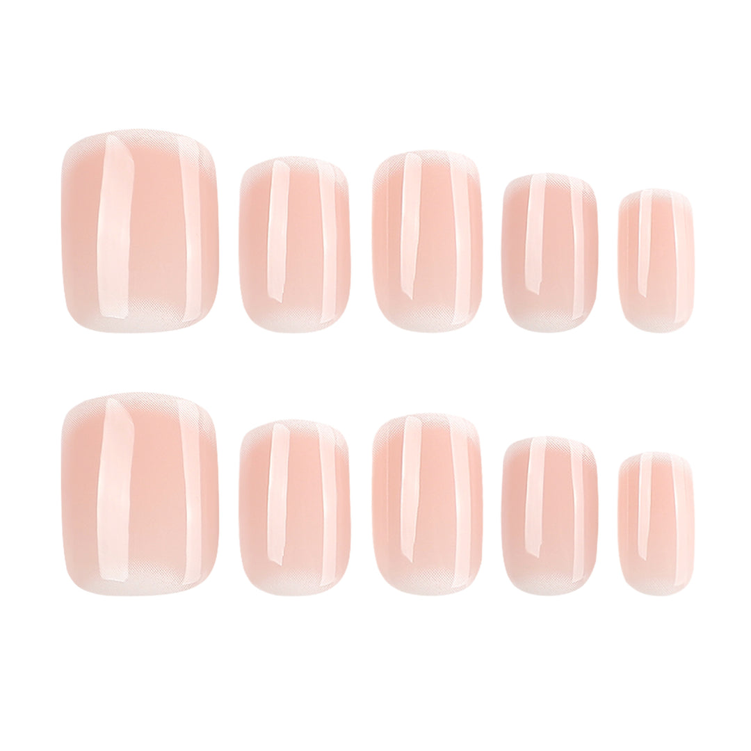 Premium Nagelkunst im eleganten French-Tip Design Karnz