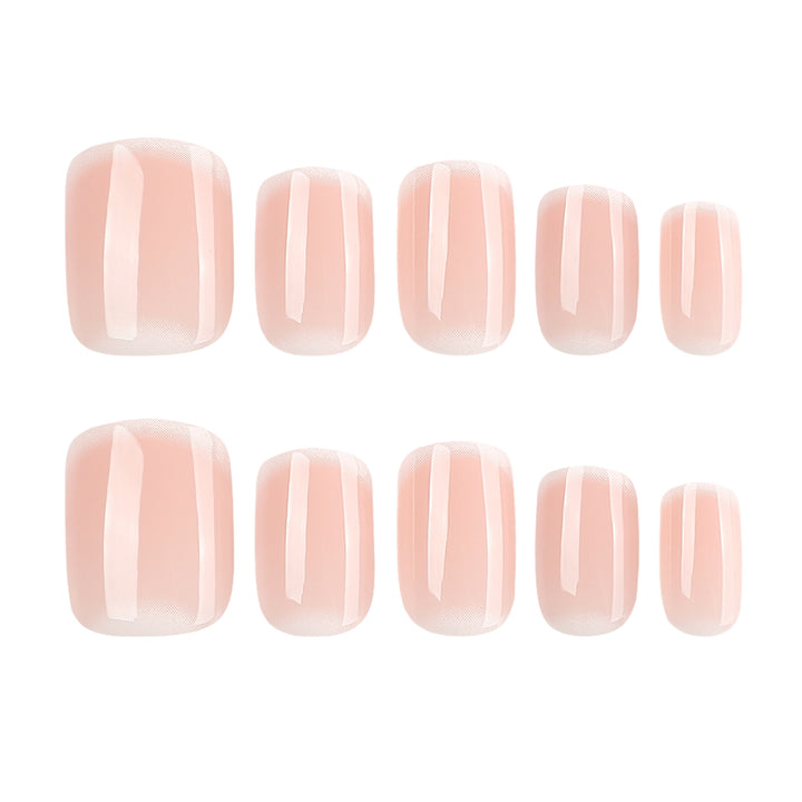 Premium Nagelkunst im eleganten French-Tip Design Karnz