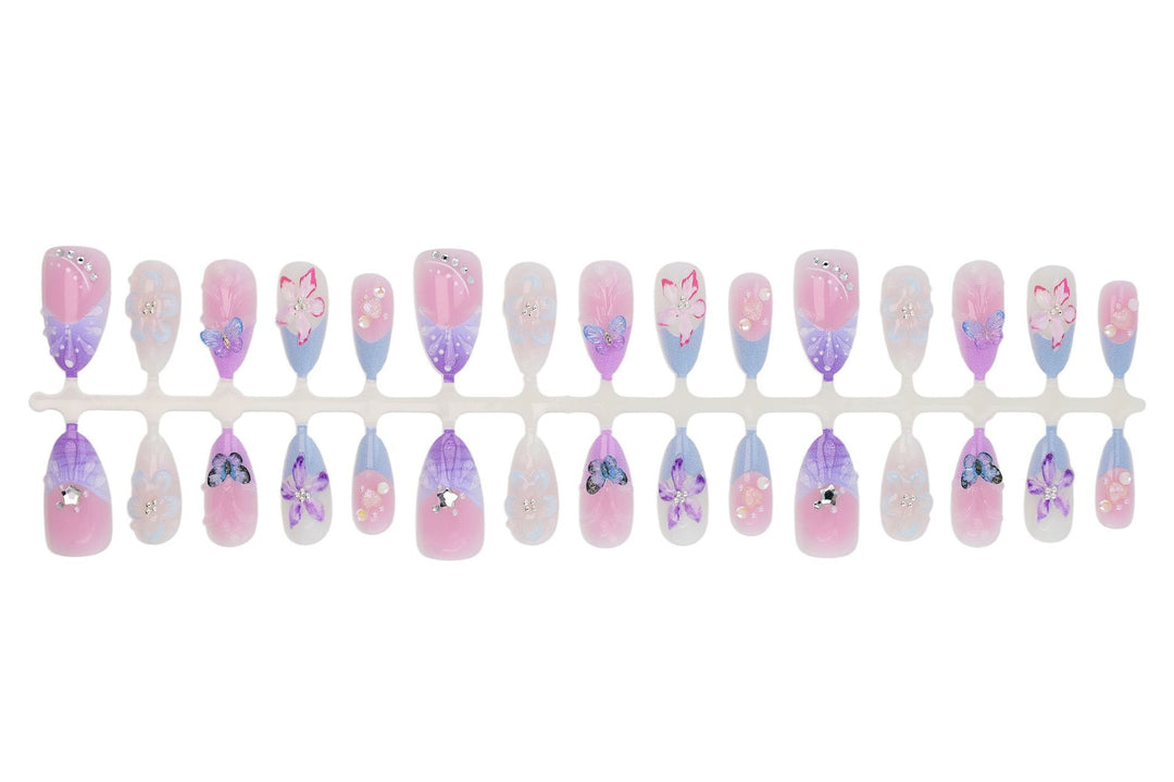 Kunstnagelset mit eleganten Blumen- und Schmetterlingsverzierungen Karnz