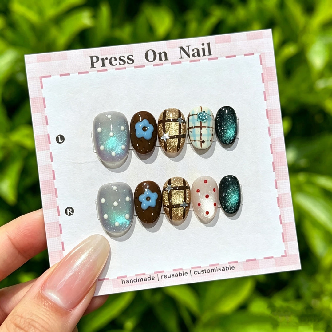 Künstlerisches Press-On-Nagel-Set mit floralen und grafischen Designs