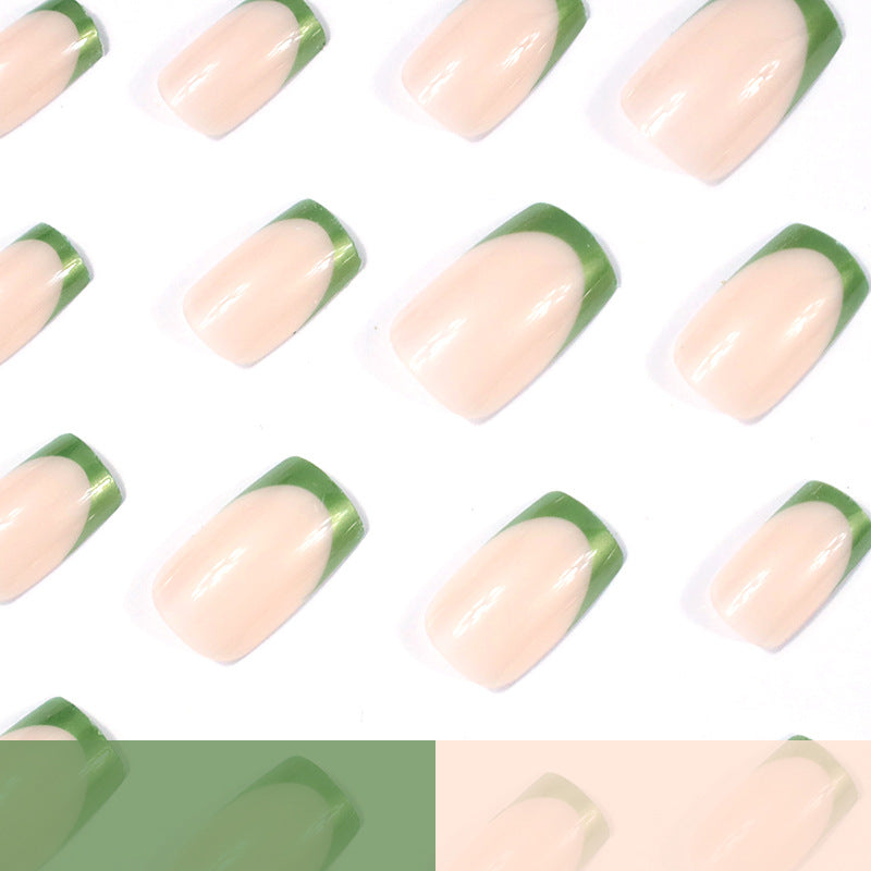 Acryl-Nagelvergrößerungen mit eleganten französischen Spitzen Karnz