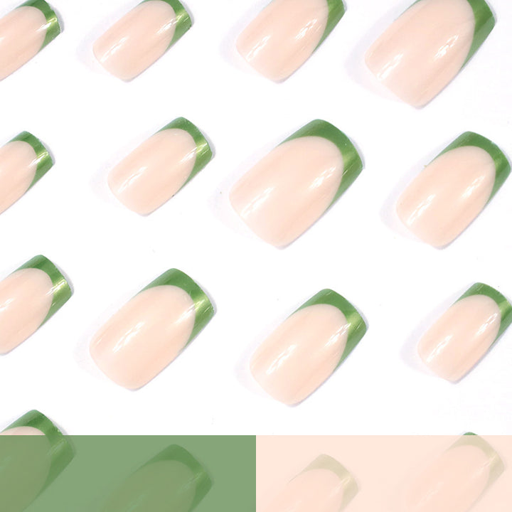 Acryl-Nagelvergrößerungen mit eleganten französischen Spitzen Karnz