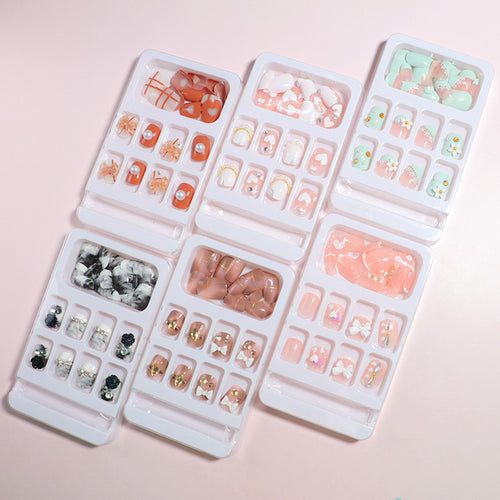 Dekorativer Press-On Nail Art Set mit Schleifenakzenten Karnz