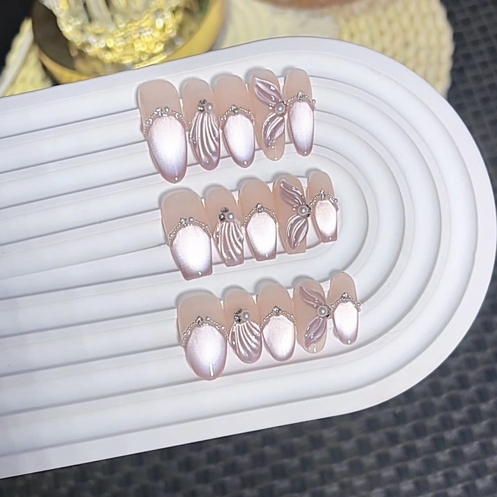 Dekorativer Press-On-Nagelset mit eleganten Verzierungen Karnz
