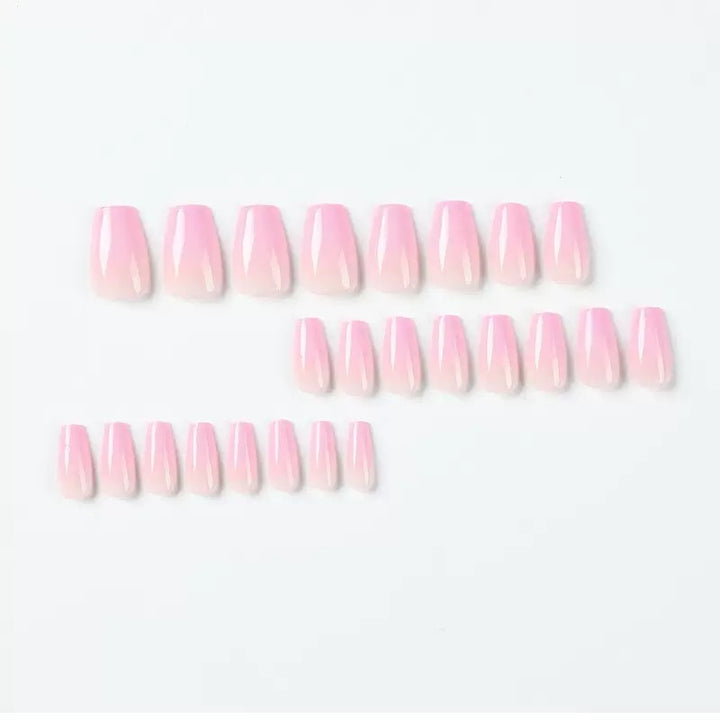 Kunstnagelset mit eleganten Farbverlauf und modernem Design Karnz